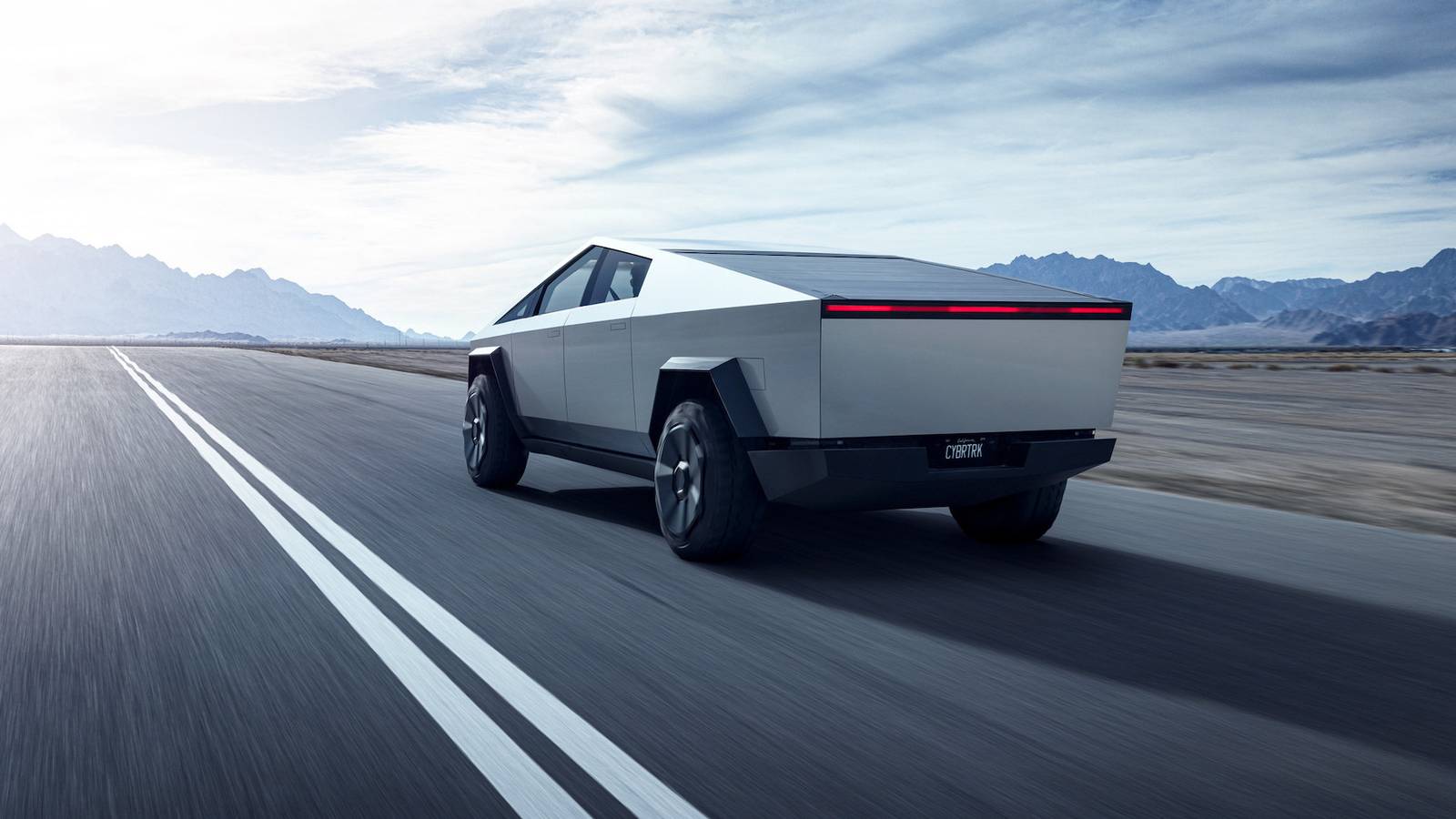Tesla Cybertruck на шоссе среди гор
