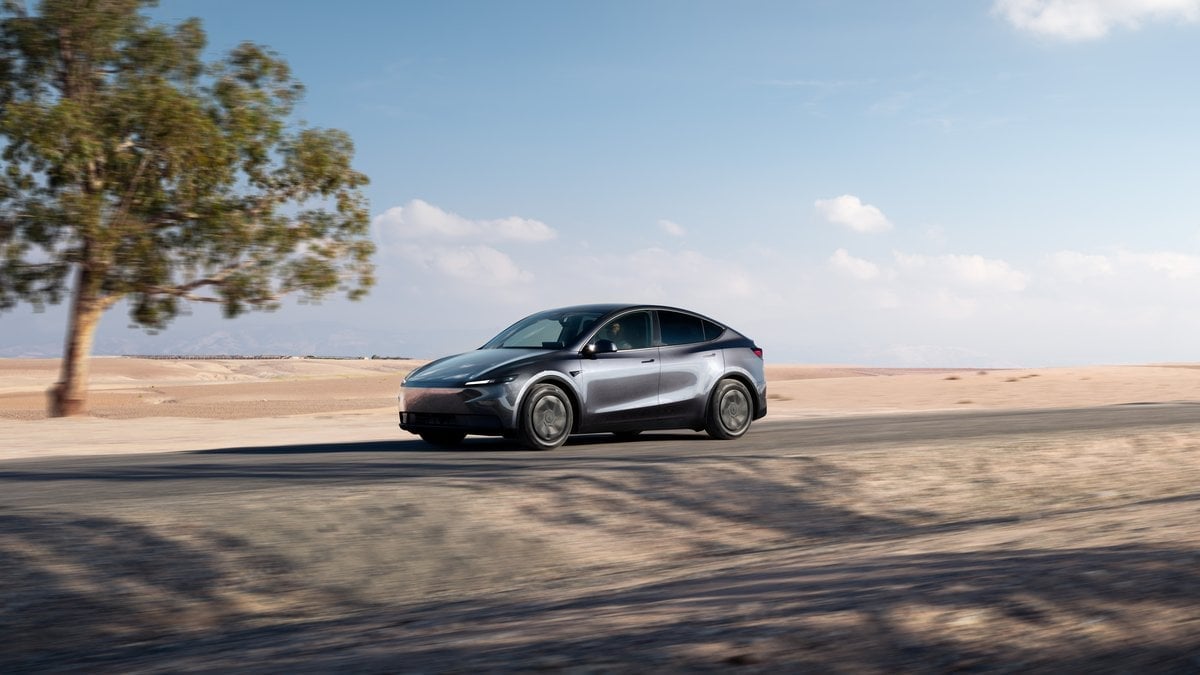 Серый Tesla Model Y на дороге в пустыне